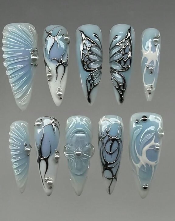 Κλασικό γαλλικό manicure σε press-on μορφή.