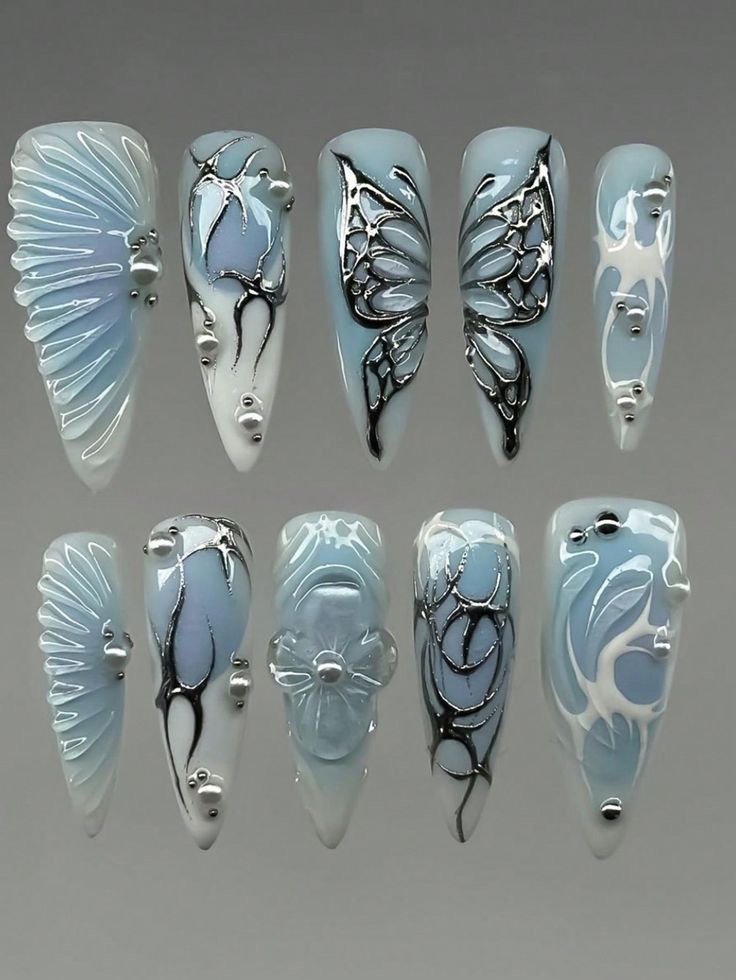 Κλασικό γαλλικό manicure σε press-on μορφή.